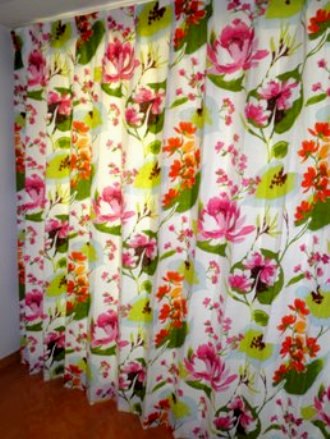 鮮やかな花柄カーテンの施工事例ご紹介。模様替えや気分転換なら、色のしっかりしたこんなカーテンはいかがでしょうか？ | 自由が丘ルドファンの