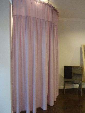 お店に設置する試着室カーテンの施工例 自由が丘ルドファンのオーダーカーテン施工例