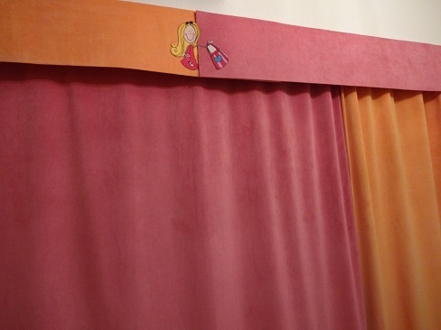海外の子供部屋のようなピンク オレンジのカーテン 自由が丘ルドファンのオーダーカーテン施工例