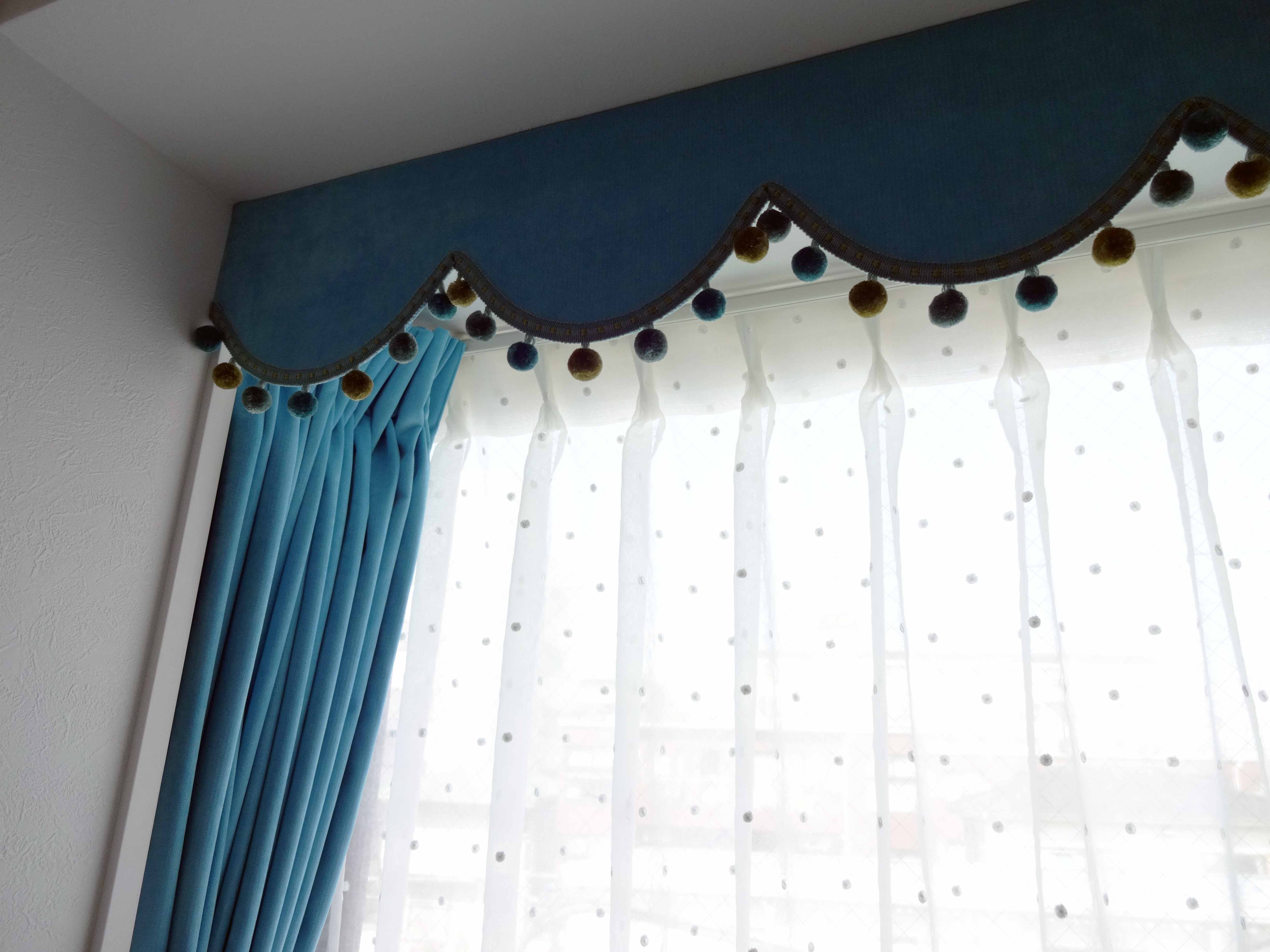 子供部屋にターコイズ色のカーテン 自由が丘ルドファンのオーダーカーテン施工例