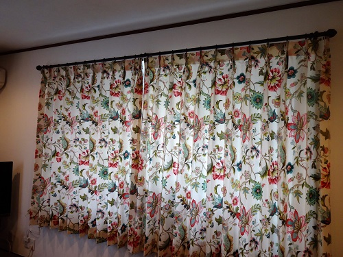 輸入の花柄カーテンでお部屋を一新 自由が丘ルドファンのオーダーカーテン施工例