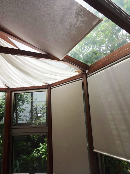 コンサバトリーの遮熱対策 自由が丘ルドファンのオーダーカーテン施工例