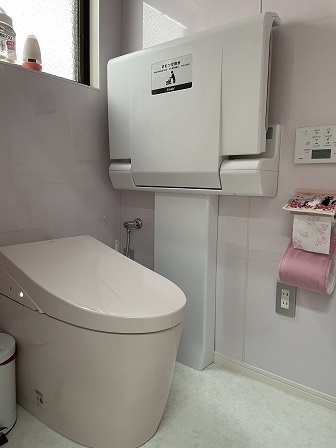 トイレ内の雰囲気はピンクとホワイトを基調とした落ち着いた空間