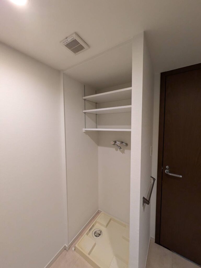 扉を無くした洗濯機置き場 ルドファン