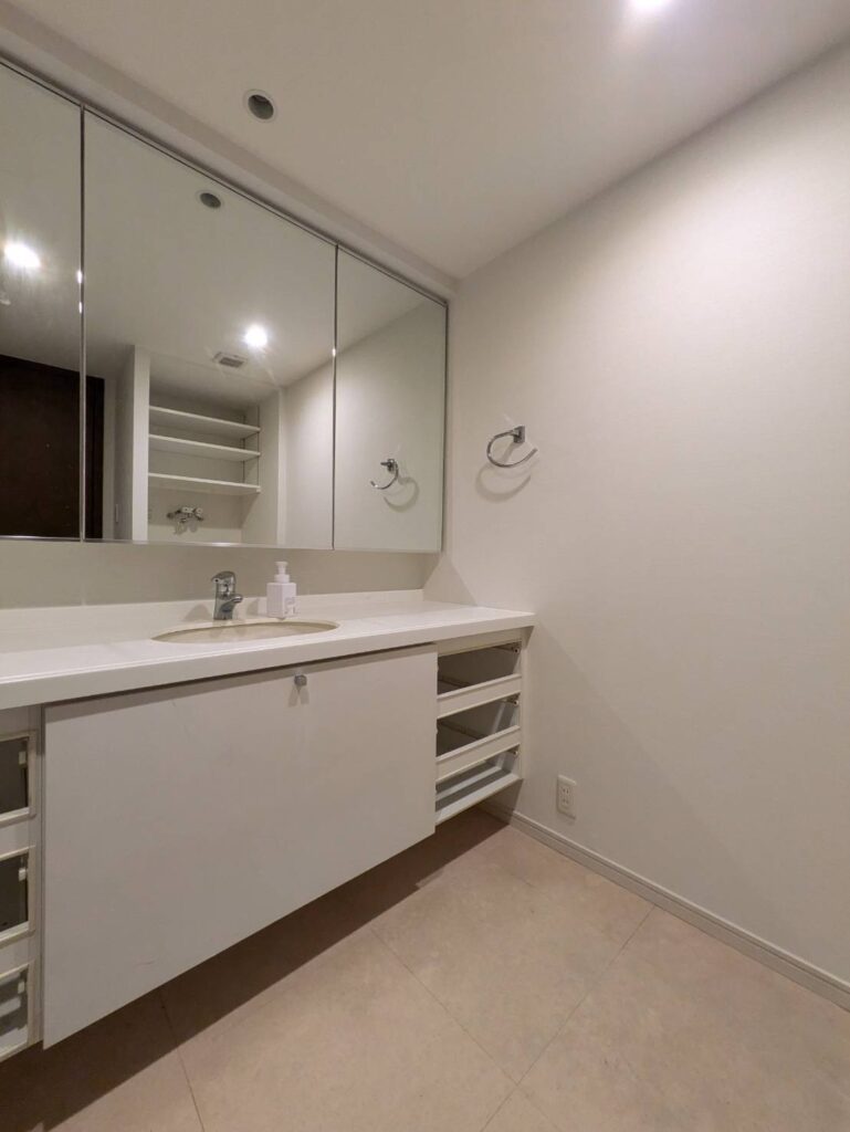 汚れ防止、抗菌、防カビ機能を備えた壁紙の張り替え